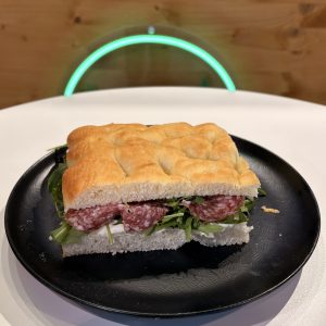 Focaccia stracchino, rucola e salame Milano
