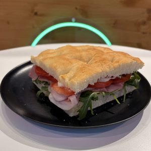 Focaccia cotto e pomodoro